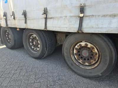 2004 GS 3-Axle Curtainsider Semi-Trailer - SAF Axles - Disc Brakes - Air Suspension - 435/50 R19.5 - 39 Ton — photo 16 of 18
