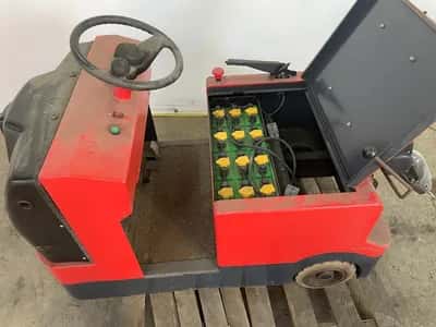 2010 UZHOU Electric Tow Tractor – Tow Tractor – Electric Tractor – Industry & Logistics — photo 4 of 5