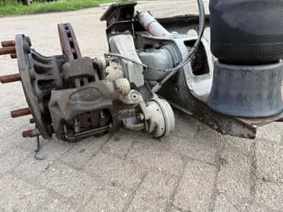 SAF Steering Axle - Lift Axle - Disc Brakes - Semi-Trailer Axle - Air Suspension - 9 Ton — photo 12 of 15