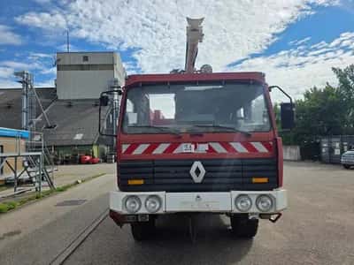 1993 Renault VMA 105 AA Sides Renault VMA 105 AA airport fire engine 6x6 – Mack EE9-530 – 10.000 liter water tank - Firefighting Vehicle — photo 2 of 20