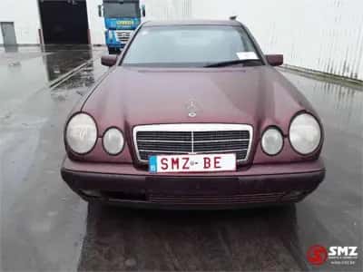 Mercedes-Benz E 220 Passenger Car — photo 2 of 5