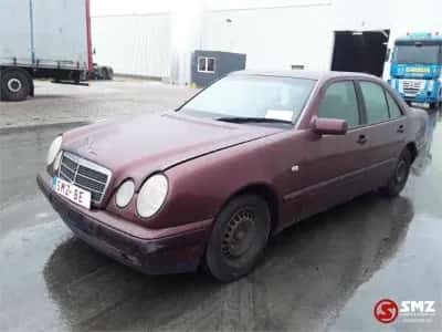 Mercedes-Benz E 220 Passenger Car — photo 3 of 5