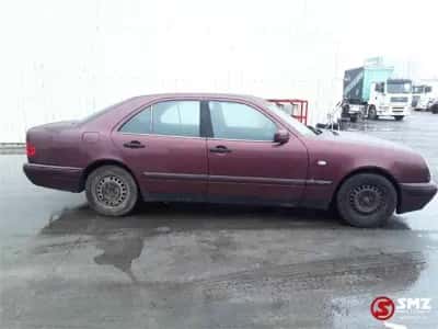 Mercedes-Benz E 220 Passenger Car — photo 4 of 5