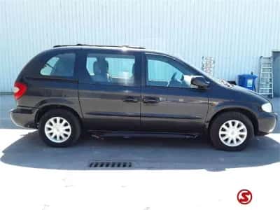 2002 Chrysler Voyager Passenger Car — photo 4 of 5
