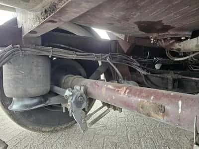 1997 Magyar Stainless Steel Tank Semi-Trailer – 3 Axles – Air Suspension – Tank Trailer – Stainless Steel — photo 10 of 15