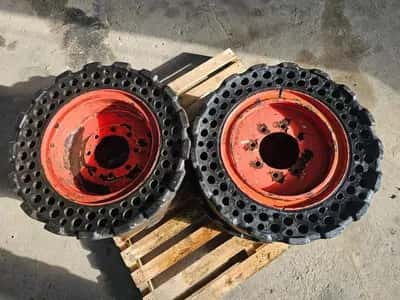 Michelin 30x10-16 Tyres with Rims – Set – Skidsteer / Minishovel – Heavy Duty — photo 1 of 4
