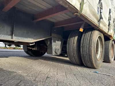 1989 Netam-Fruehauf Curtainsider Semi-Trailer – ONCZ 36-324 A – 3 Axles –BPW - Drum Brakes Air Suspension — photo 13 of 20