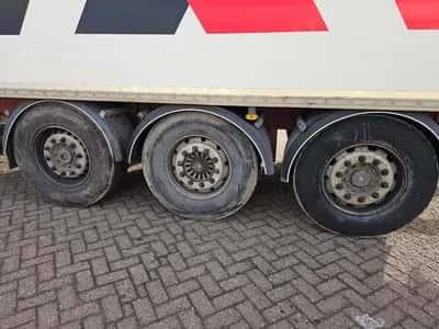 Fruehauf Box Semi-Trailer – FST4 – 3 Axles – Tail Lift – Box Trailer - Disc Brakes - Air Suspension - Lift Axle - 2013 — photo 17 of 18