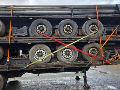 Van Hool 3B2011 - BPW - DISC Stack of 5 3-Axle Curtainsider Trailers - Air Suspension - Disc Brakes - 39 Ton - 2007 - Ready for Export — photo 15 of 17