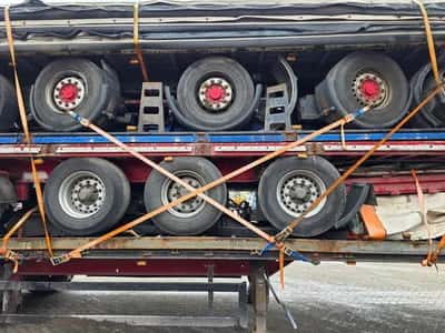 Kögel BPW - SAF- SMB - DISC Stack of 5 3-Axle Curtainsider Trailers - Air Suspension - Disc Brakes - 32 Ton - Ready for Export - 2005 — photo 12 of 19