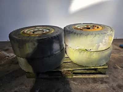 Bergougnan 300-15 Tyre Set – Forklift Tyre – Good Condition — photo 3 of 9