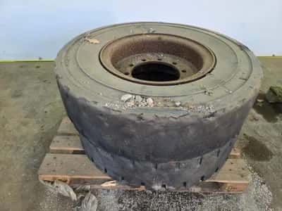 Massive Rubber Tires 315/80 R22.5 Tyre Set – Truck Tyre — photo 1 of 4