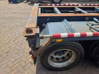 1992 Netam-Fruehauf 3-Axle Container Chassis - SMB Axles - Drum Brakes - Air Suspension - Twist Lock - Twin Tyres - 12 Tyres - 40 Ft - 30 FT - 20 FT - — photo 12 of 17