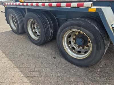 1992 Netam-Fruehauf 3-Axle Container Chassis - SMB Axles - Drum Brakes - Air Suspension - Twist Lock - Twin Tyres - 12 Tyres - 40 Ft - 30 FT - 20 FT - — photo 13 of 17