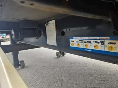 Krone 3-Axle Curtainsider Trailer - BPW - Drum Brakes - Air Suspension - 445/45 R19.5 - 39 Ton - Mega - 2015 — photo 18 of 20