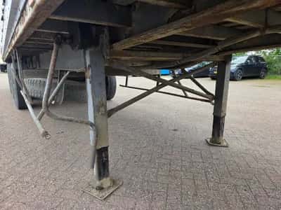 1990 Trouillet 3-Axle Box Semi-Trailer - Drum Brakes - Leaf Springs - Spare Tyre — photo 9 of 15
