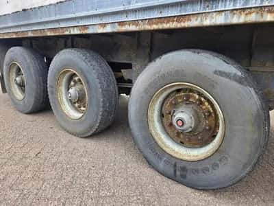 1990 Trouillet 3-Axle Box Semi-Trailer - Drum Brakes - Leaf Springs - Spare Tyre — photo 14 of 15