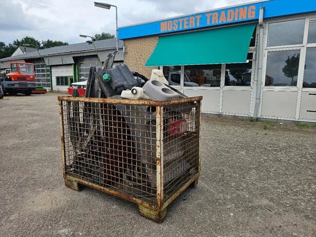MAN Box with truck parts Bak met MAN vrachtwagen onderdelen — photo 1 of 12