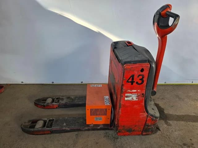 Linde. 16 - Toyota 24V 30A battery Palletwagen 1600KG - Toyota 24V 30A accu -Handpallettruck - 2012 — photo 1 of 17