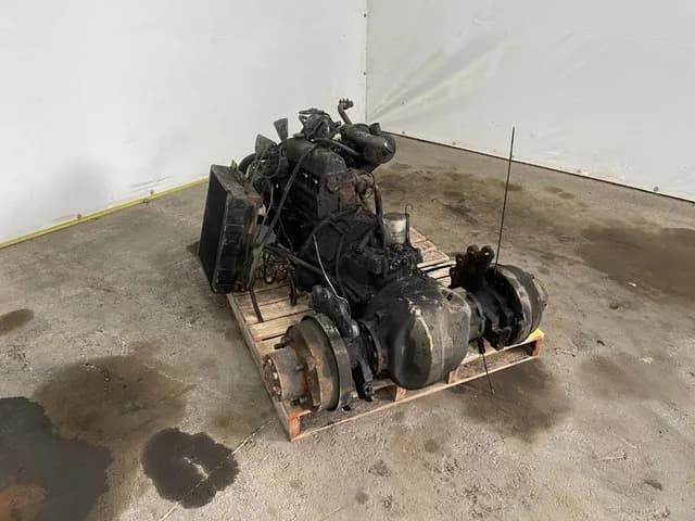 Toyota 4-cilinder benzinemotor - Impco LPG-installatie - Versnellingsbak - Radiator - Uitlaat - Achteras - Cardanflens — photo 1 of 12