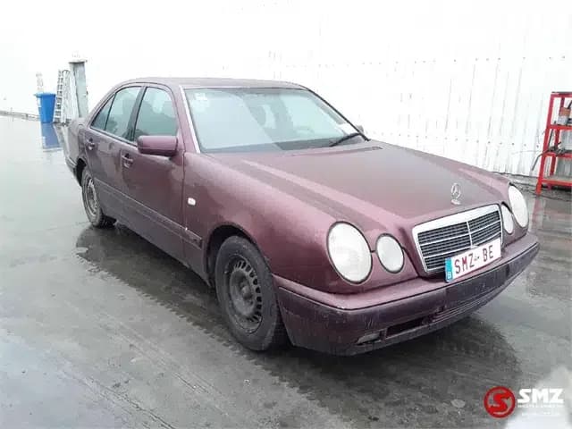 Mercedes-Benz E 220 Personenwagen — photo 1 of 5