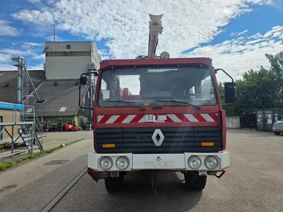 Renault VMA 105 AA Sides Renault VMA 105 AA luchthavenbrandweer 6x6 – Mack EE9-530 – 10.000 liter watertank - Blusvoertuig — photo 2 of 20