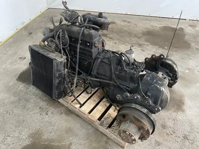 Toyota 4-cilinder benzinemotor - Impco LPG-installatie - Versnellingsbak - Radiator - Uitlaat - Achteras - Cardanflens — photo 2 of 12