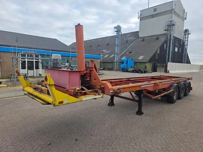 Format 3 assige containerchassis - SAF assen - Trommelremmen - Luchtvering - Twistlock - 20 ft - 30 ft — photo 1 of 15
