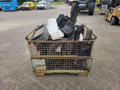 MAN Box with truck parts Bak met MAN vrachtwagen onderdelen — photo 10 of 12
