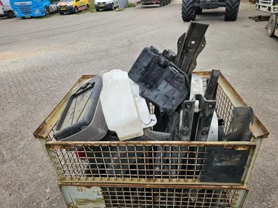 MAN Box with truck parts Bak met MAN vrachtwagen onderdelen — photo 9 of 12