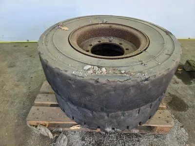 Massive Rubber Tires 315/80 R22.5 Bandenset – Truckband — photo 1 of 4