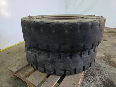 Massive Rubber Tires 315/80 R22.5 Bandenset – Truckband — photo 2 of 4